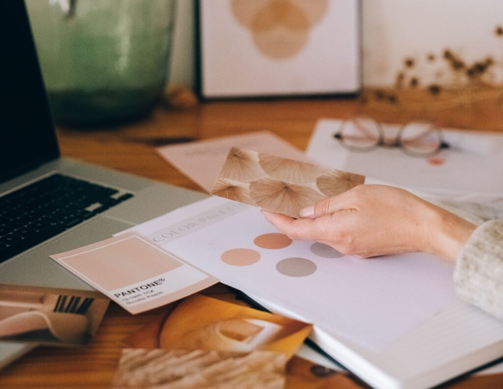 paleta de color en manos de diseñadora