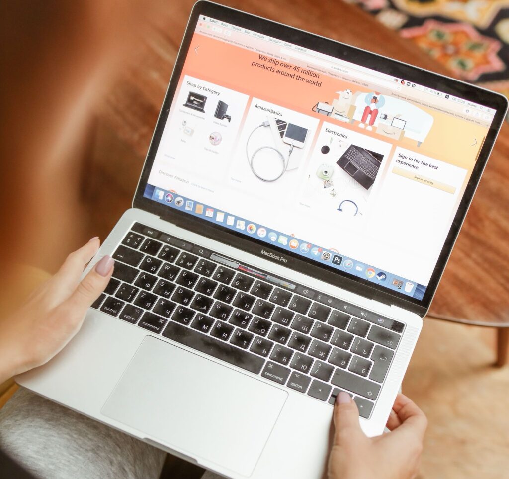 laptop mostrando una tienda en linea